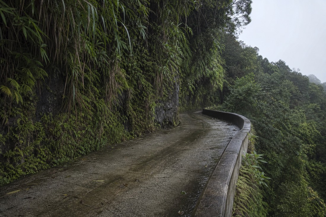A switchback on the steep road descending into Waipiʻo Valley